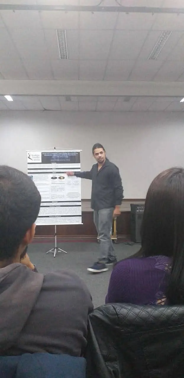 Lucas apresentando sua pesquisa para uma plateia